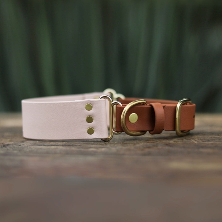 Obroża z BioThane® dla komondorów – łatwa w utrzymaniu czystości, nawet dla psów z długimi włosami.