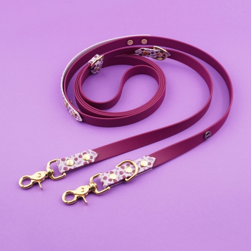 Smycz multifunkcyjna z Biothane z nadrukiem wisienek – wersja bordowa