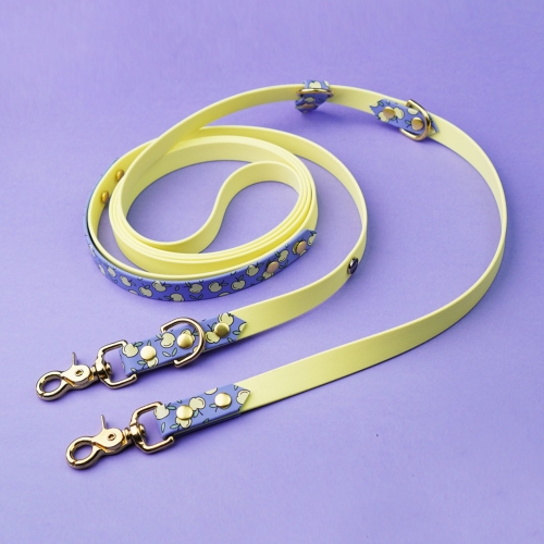Smycz dla psa z regulacją długości i wzorem jabłuszka – pastelowy fiolet i żółty Biothane.