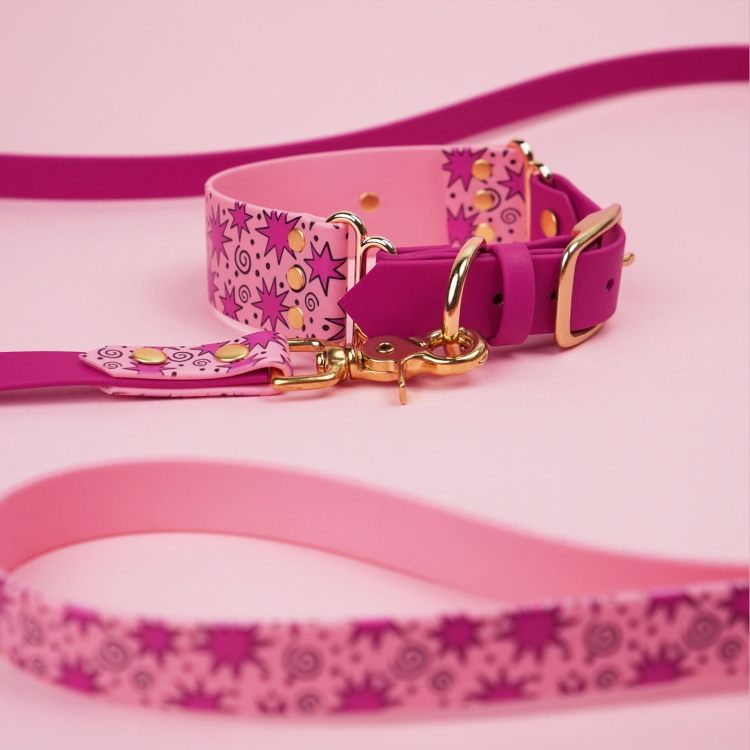 Regulacja smyczy miejskiej hands-free z Biothane, detal ringa i printu gwiazdki w pastelowym różu i magencie.