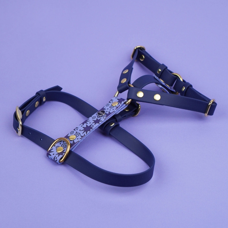 Szelki typu guard z Biothane w kolorze granatowym, wzór Gwiazdki – ujęcie na rozłożone szelki.