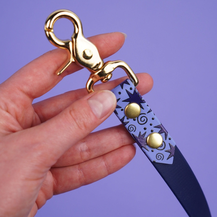 Smycz miejska z Biothane we wzór Gwiazdki – karabińczyk i złote okucia w zbliżeniu