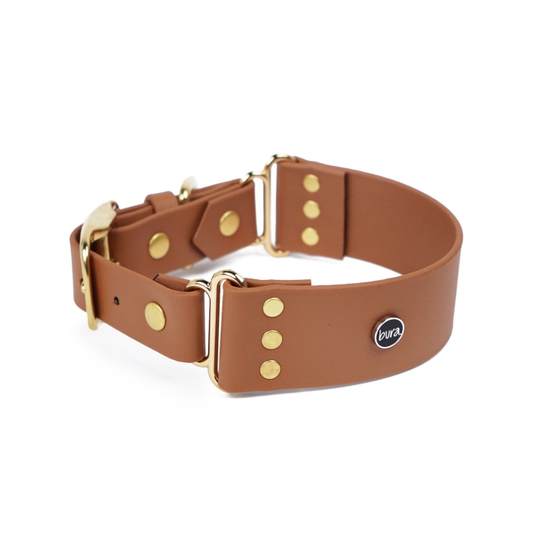 Szeroka obroża Biothane w kolorze brązowym.