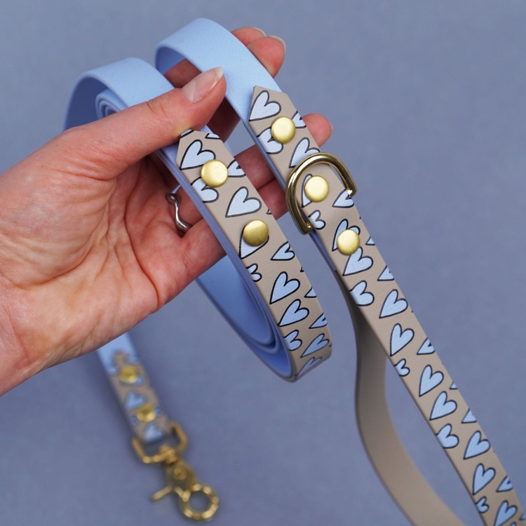 Detal smyczy miejskiej z Biothane – uchwyt z D-ringiem przy rączce, wzór Serca i złote nity, jasny niebieski