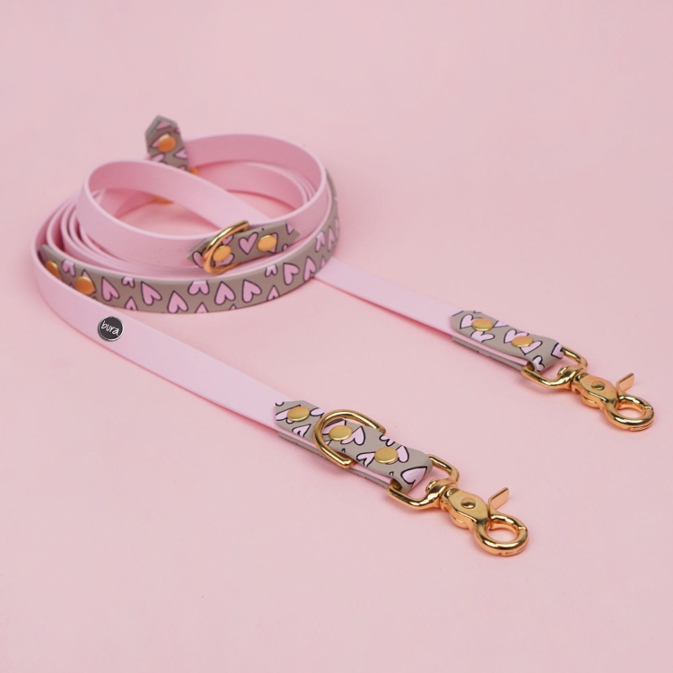 Smycz przepinana multifunkcyjna z Biothane dla psa – wzór Serca taupe i pudrowy róż, złote okucia (Bura)