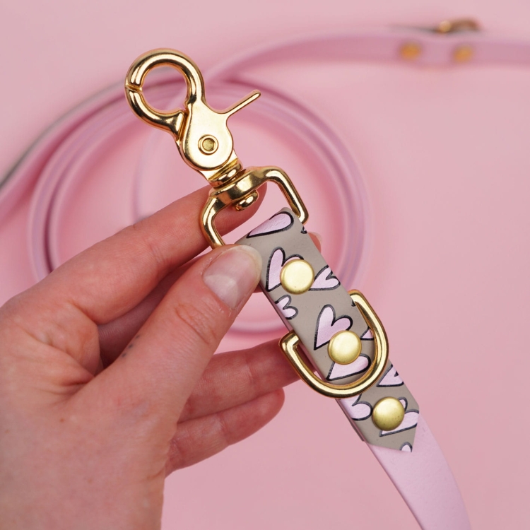 Karabińczyk spustowy i okucia smyczy z Biothane – wzór Serca, pudrowy róż, złoty kolor okuć