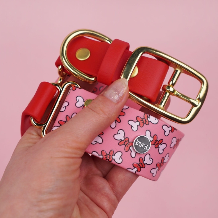 Szeroka obroża dla psa z Biothane – detal okuć i logo, wzór na taśmie (zbliżenie w dłoni)