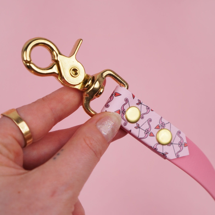 Karabińczyk i złote okucia smyczy miejskiej dla psa z Biothane – detal mocowania