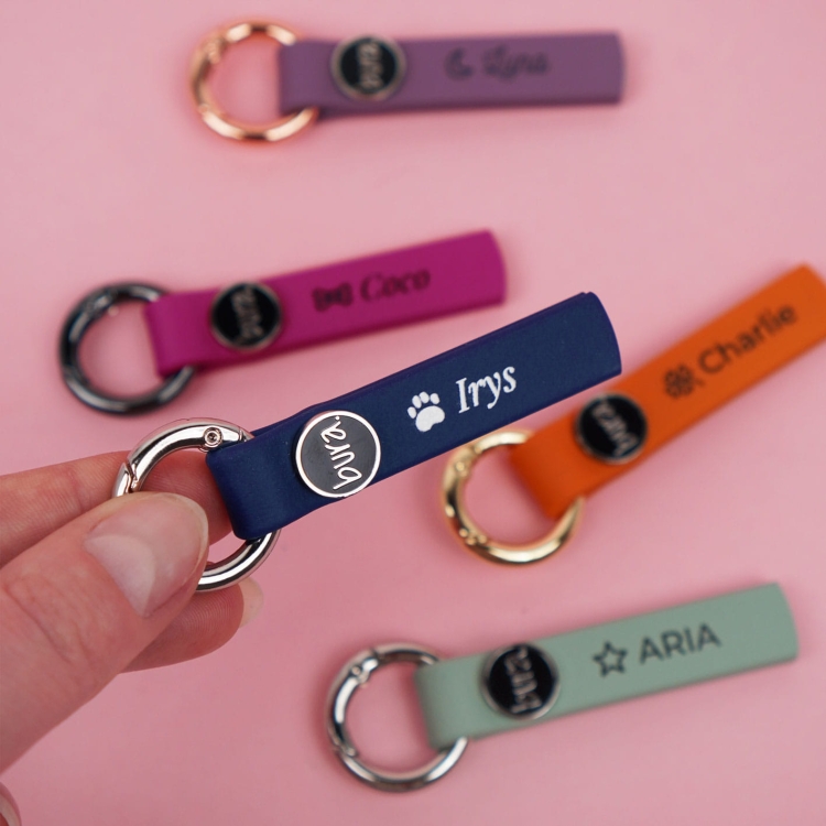 Personalizowana adresówka z BioThane do obroży lub szelek, mocowanie na okrągłym karabińczyku – zbliżenie na nadruk UV
