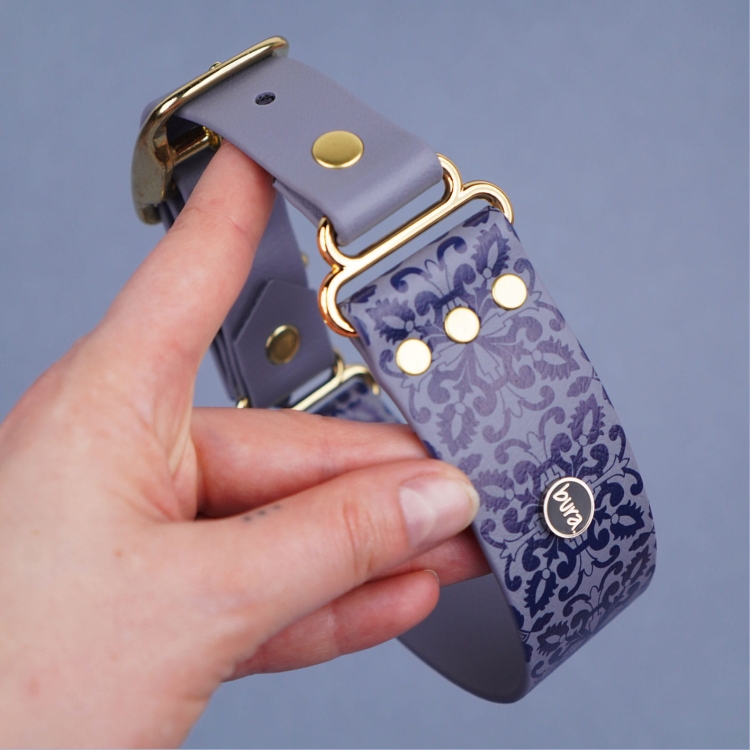 Zbliżenie: szeroka obroża z Biothane Casa Canina w kolorze szarym, wzór inspirowany azulejos