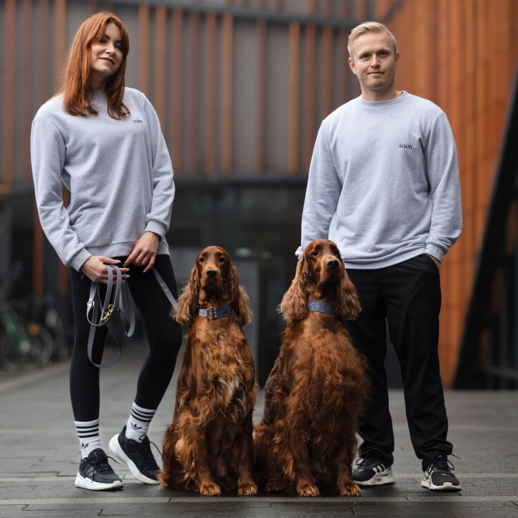 Lifestyle: smycz przepinana z BioThane (Casa Canina) w użyciu – akcesoria Bura na miejskim spacerze.