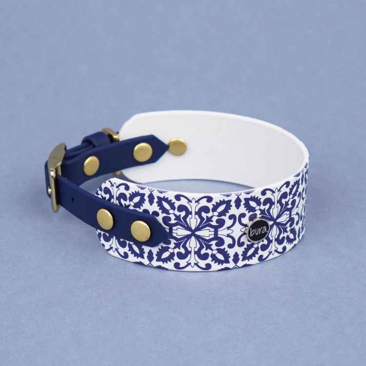 Szeroka obroża dla charta z BioThane w granatowo-białym wzorze Casa Canina, zapięcie na sprzączkę, złote okucia.