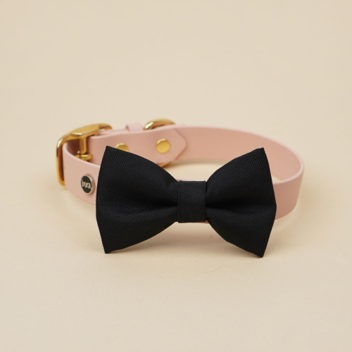 czarna kokarda do obroży dla psa założona na obrożę Biothane Bura