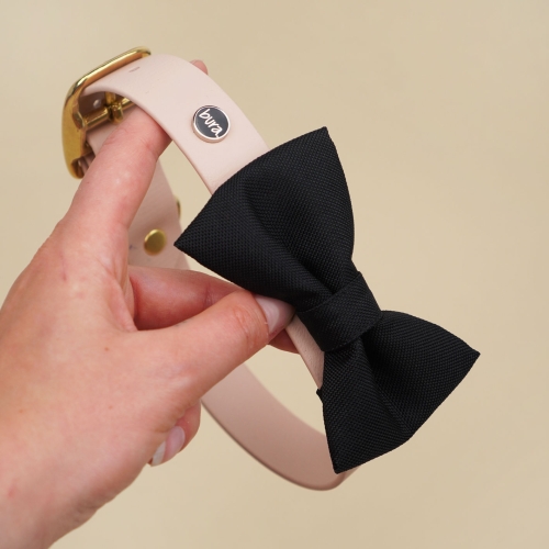 czarna kokarda na obrożę psa Bura wykonana z wodoodpornej tkaniny