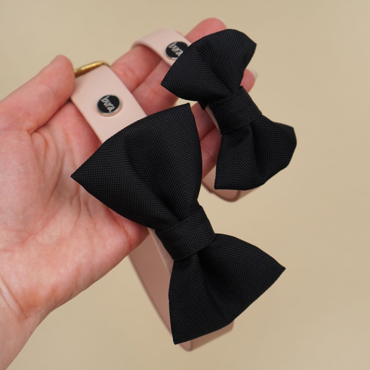 kokardka dla psa w kolorze czarnym zamocowana na obroży dla psa