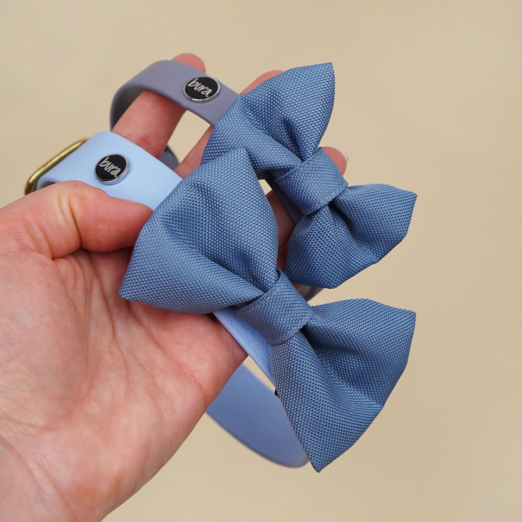 kokardka dla psa w kolorze blue jeans na obroży Biothane