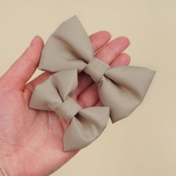 kokardka dla psa w kolorze khaki w dwóch rozmiarach S i M