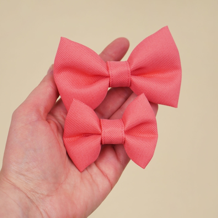 koralowa kokardka dla psa w dwóch rozmiarach S i M