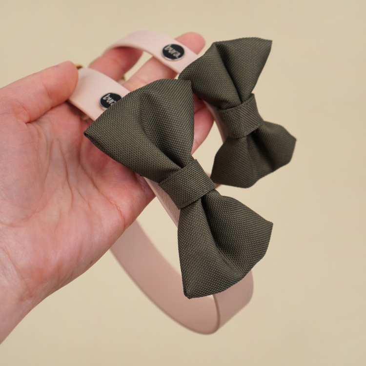 oliwkowa kokardka dla psa zamocowana na obroży