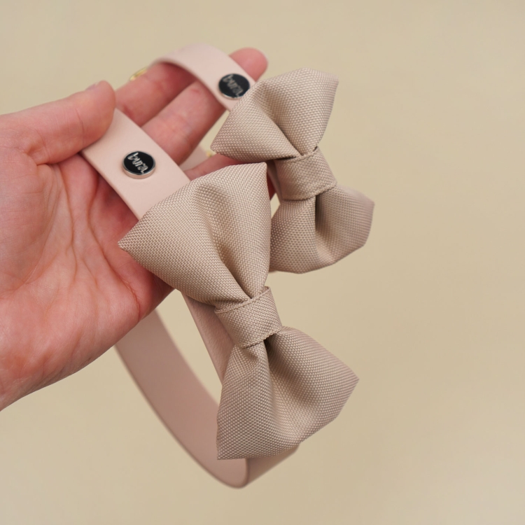 beżowa kokardka dla psa zamocowana na obroży