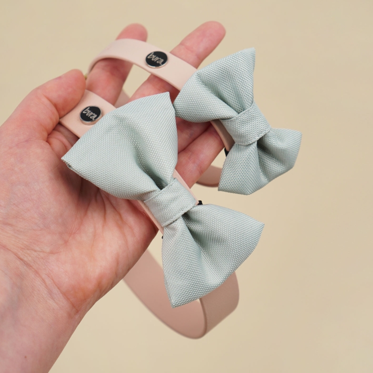 zielona szałwiowa kokardka dla psa zamocowana na obroży