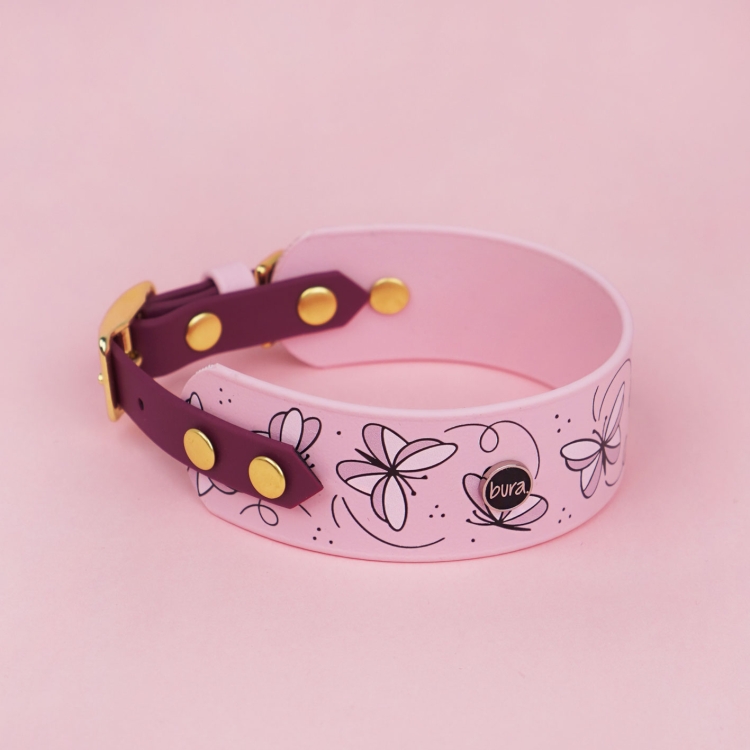 Obroża dla charta z Biothane we wzorze Motyle w kolorze pudrowy róż i bordo.