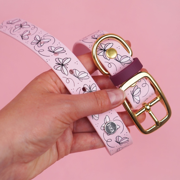 Detal obroży dla psa we wzorze Motyle z widoczną sprzączką i printem.