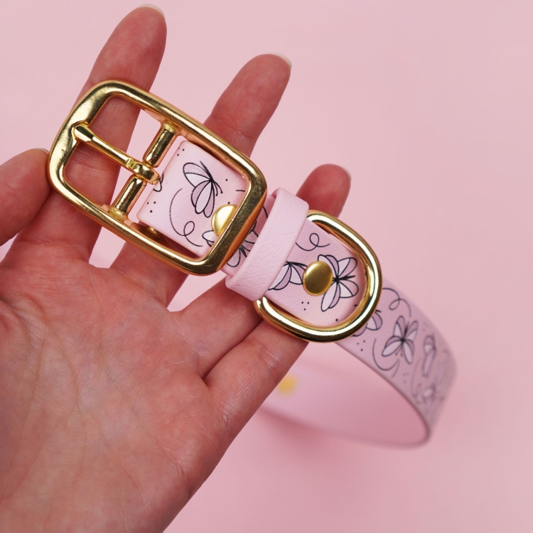 Zbliżenie obroży dla psa z Biothane we wzorze Motyle.