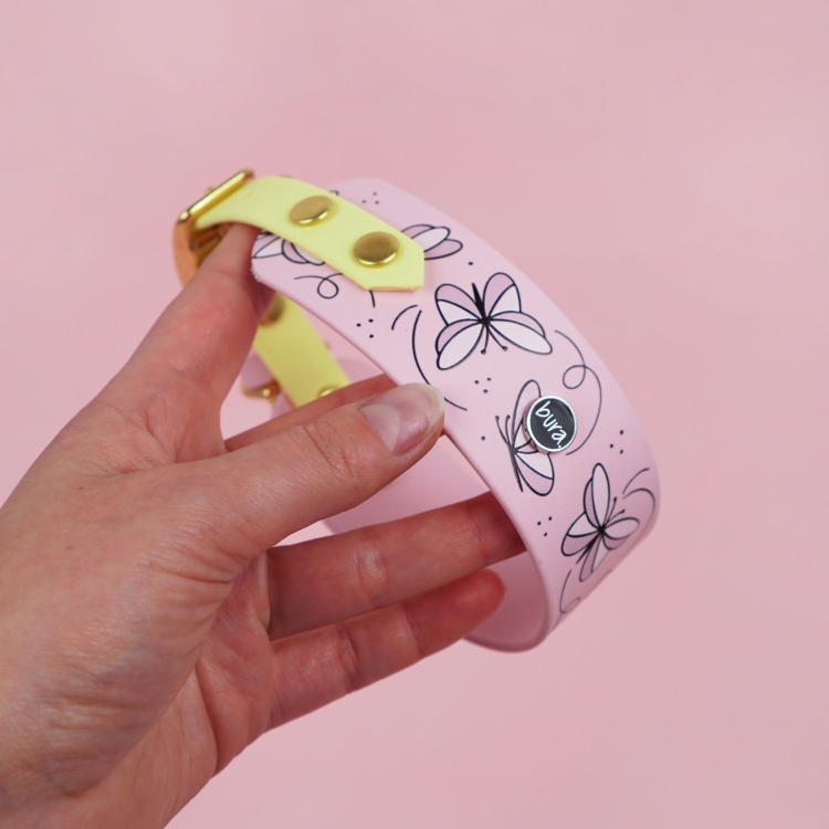 Detal obroży dla charta z Biothane we wzorze Motyle.