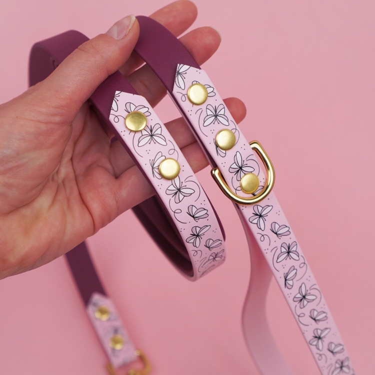 Detal smyczy miejskiej dla psa z Biothane we wzorze Motyle.