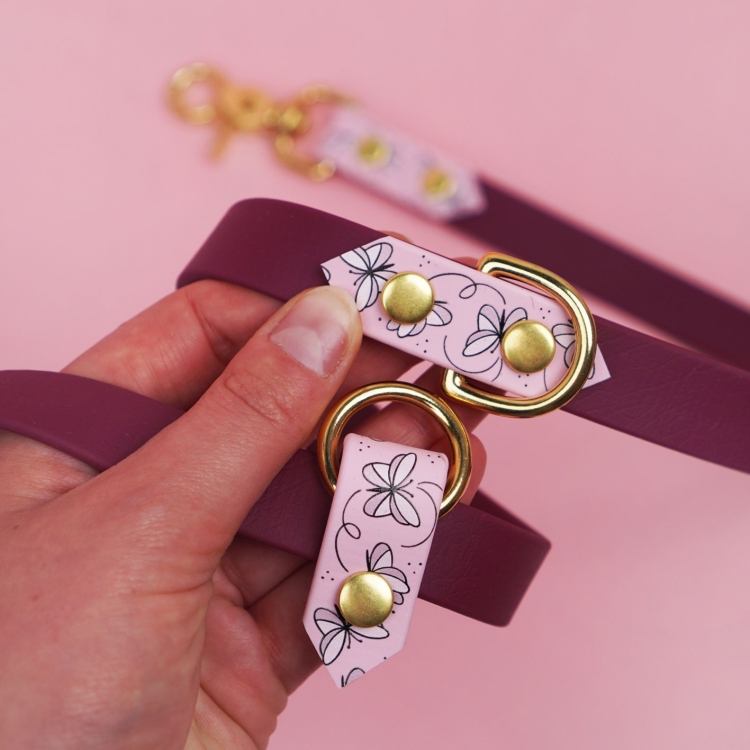 Detal smyczy przepinanej dla psa z Biothane we wzorze Motyle.