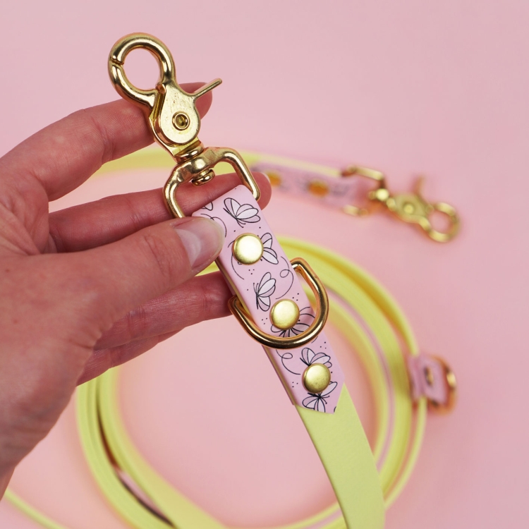 Zbliżenie smyczy przepinanej dla psa Motyle z widocznym karabińczykiem.