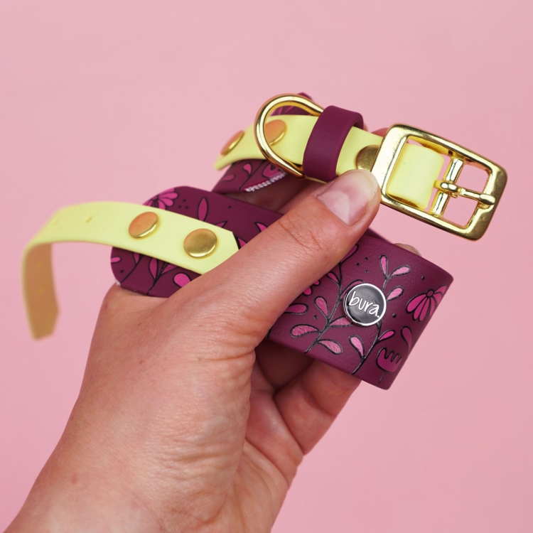 Detal obroży dla charta z Biothane we wzorze Łąka.