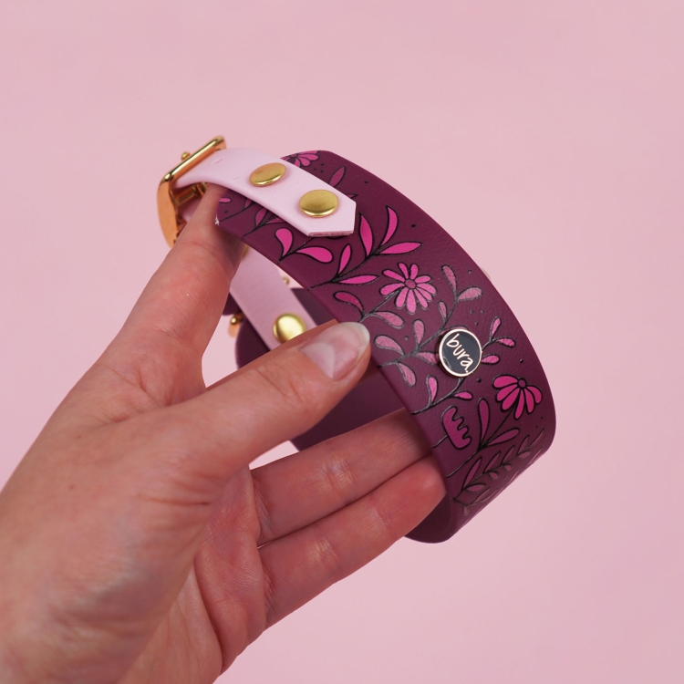 Zbliżenie obroży dla charta we wzorze Łąka.