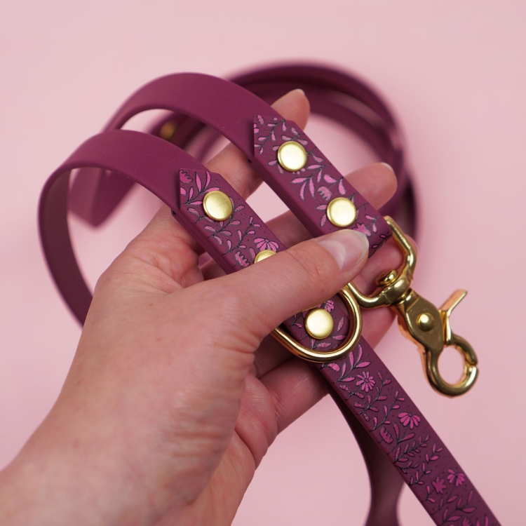 Detal smyczy miejskiej dla psa we wzorze Łąka z widocznymi wykończeniami.