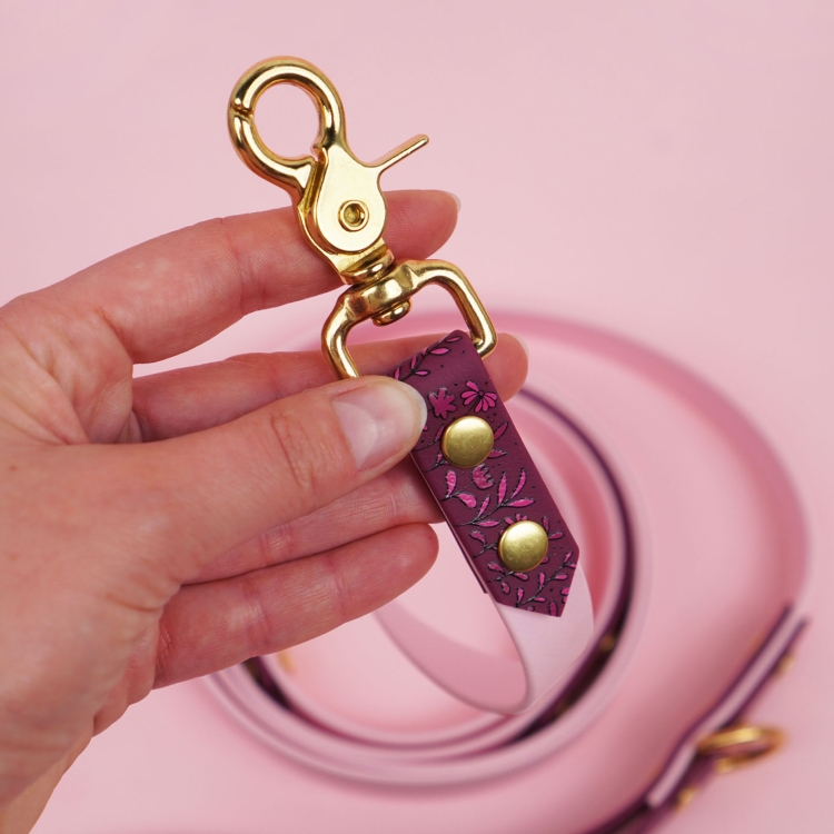 Zbliżenie smyczy miejskiej dla psa Łąka z widocznym karabińczykiem.