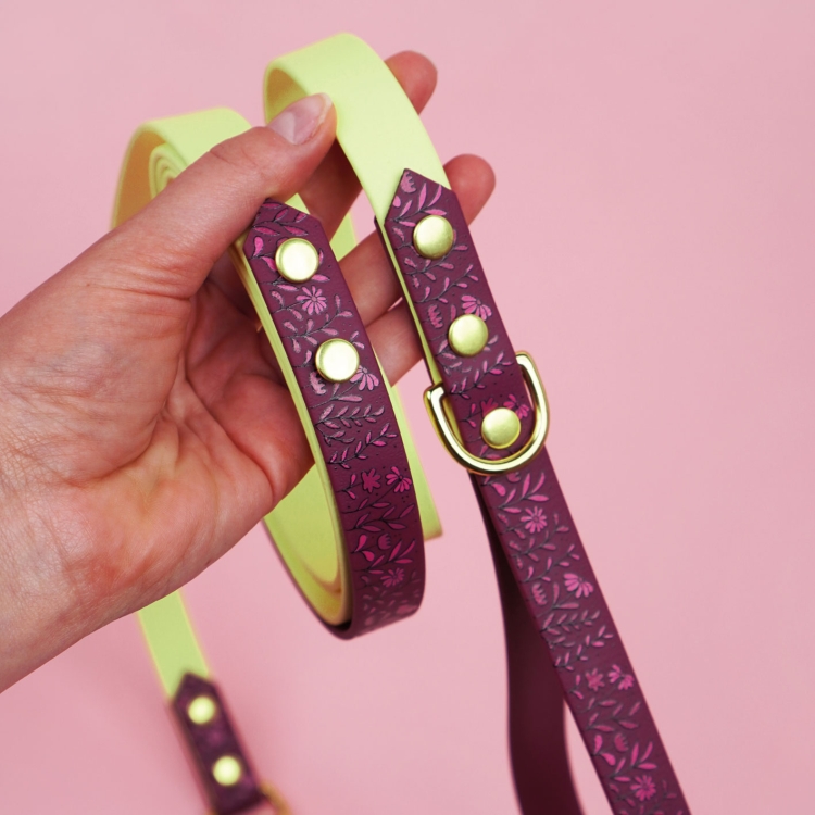 Zbliżenie smyczy miejskiej dla psa z Biothane we wzorze Łąka.