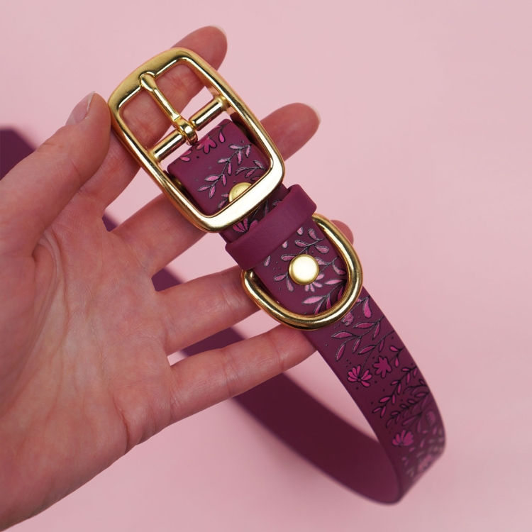 Zbliżenie obroży dla psa we wzorze Łąka.