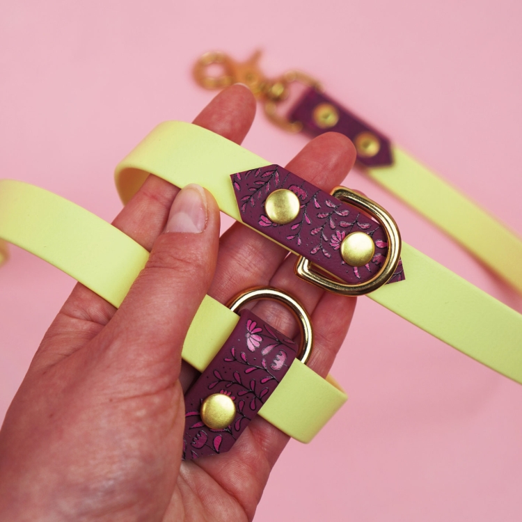 Detal smyczy multifunkcyjnej dla psa z Biothane we wzorze Łąka.