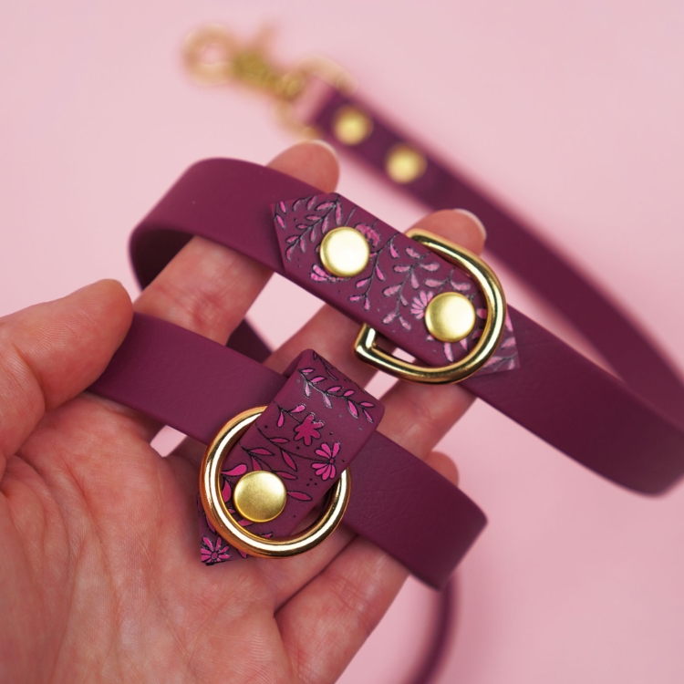 Detal przepięcia smyczy multifunkcyjnej dla psa we wzorze Łąka.