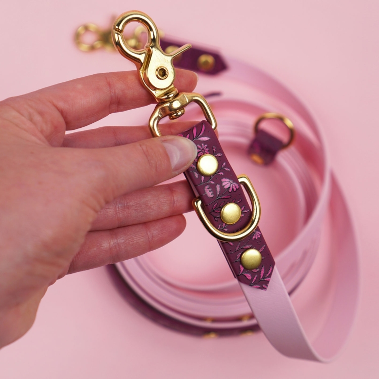 Zbliżenie smyczy multifunkcyjnej dla psa Łąka z widocznym karabińczykiem.