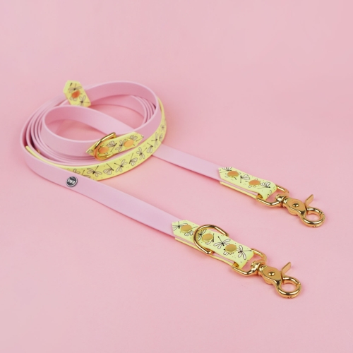 Smycz przepinana dla psa wzór Ważki z Biothane w pastelowym różu na różowym tle