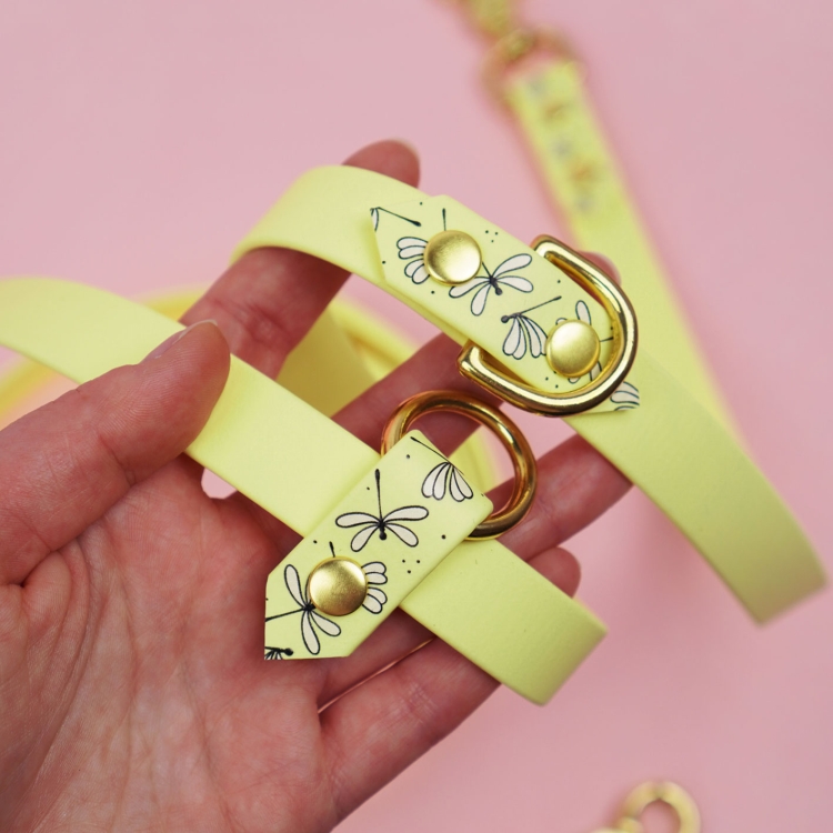 Smycz przepinana dla psa wzór Ważki z widocznymi ringami i detalem mocowań