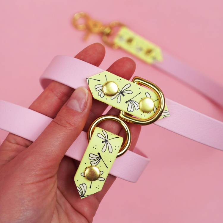 Detal smyczy przepinanej dla psa wzór Ważki ze złotymi okuciami i przepięciami