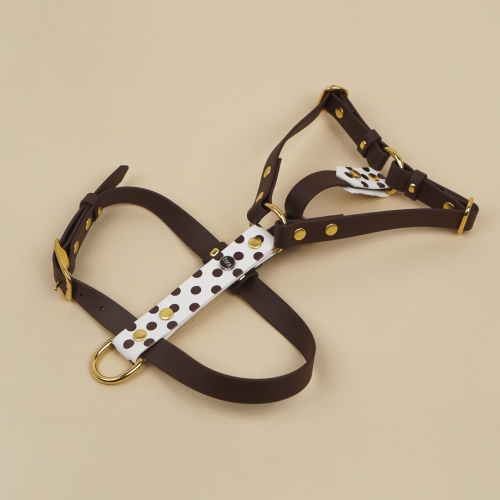 Szelki guard z Biothane w kropki dla psa, białe z brązowymi elementami i złotymi okuciami.