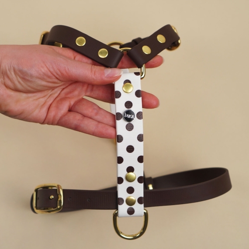 Szelki guard z Biothane w kropki dla psa trzymane w dłoni – widok z przodu.