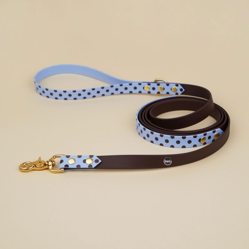Smycz miejska z Biothane dla psa, niebieska w brązowe kropki, ze złotym karabińczykiem.
