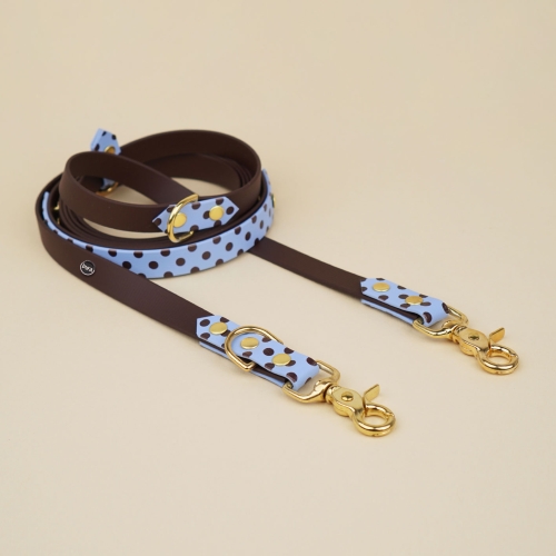 Wodoodporna smycz przepinana hands free z Biothane dla psa, niebieska w brązowe kropki.
