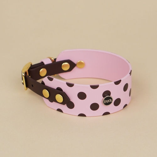 Wodoodporna obroża dla charta z Biothane, pudrowy róż w brązowe kropki.