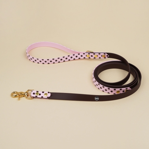 Wodoodporna smycz miejska z Biothane dla psa, pudrowy róż w brązowe kropki.